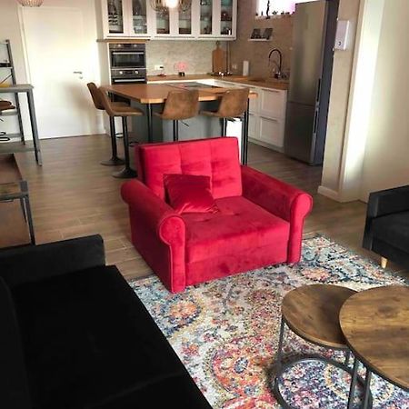 Stylisches Maybach Appartement Mit Terrasse Fuer 5 Personen, 5 Betten, Grosse Kochinsel, Homeoffice Mit 250Mbit Wlan Aidlingen Luaran gambar