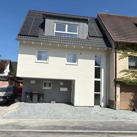 Stylisches Maybach Appartement Mit Terrasse Fuer 5 Personen, 5 Betten, Grosse Kochinsel, Homeoffice Mit 250Mbit Wlan Aidlingen Luaran gambar