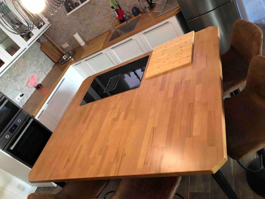 Stylisches Maybach Appartement Mit Terrasse Fuer 5 Personen, 5 Betten, Grosse Kochinsel, Homeoffice Mit 250Mbit Wlan Aidlingen Luaran gambar