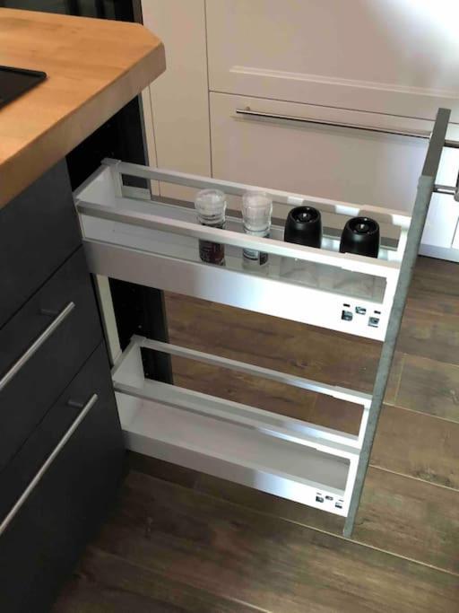 Stylisches Maybach Appartement Mit Terrasse Fuer 5 Personen, 5 Betten, Grosse Kochinsel, Homeoffice Mit 250Mbit Wlan Aidlingen Luaran gambar