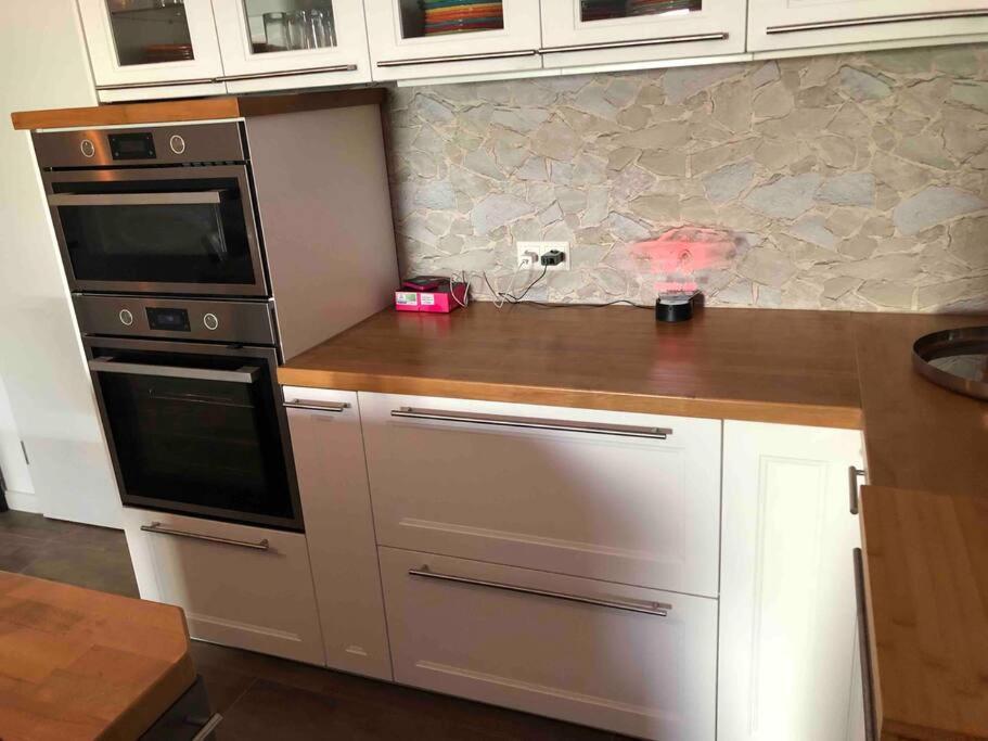 Stylisches Maybach Appartement Mit Terrasse Fuer 5 Personen, 5 Betten, Grosse Kochinsel, Homeoffice Mit 250Mbit Wlan Aidlingen Luaran gambar